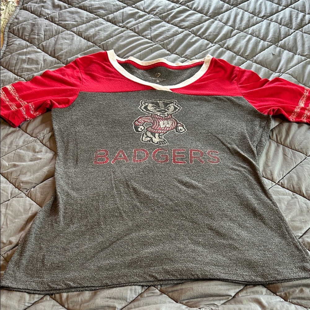 Colosseum Distressed, Red and Gray Badgers Tee